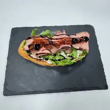 Брускетта с форелью и яйцом пашот